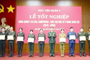 Đại tá, Giáo sư, Tiến sĩ Nguyễn Duy Bắc, Phó Giám đốc Học viện Quân y tặng Giấy khen cho các học viên có thành tích tiêu biểu trong quá trình học tập.
