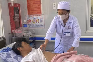 Một bệnh nhân ngộ độc sau khi ăn ve sầu, điều trị tại Bệnh viện đa khoa khu vực Hướng Hóa. (Ảnh: MINH ANH)