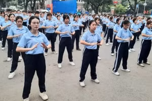 Màn đồng diễn dưỡng sinh đến từ 500 cán bộ, giảng viên, sinh viên Học viện Y-Dược học cổ truyền Việt Nam.