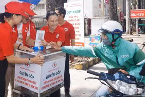 Người dân phát huy truyền thống ''lá lành đùm lá rách, thương người như thể thương thân" sau lễ phát động Hội chữ thập đỏ Thành phố Hồ Chí Minh kêu gọi các tổ chức, doanh nghiệp và từng tấm lòng nhân ái cùng chung tay chia sẻ với đồng bào bị thiệt hại do thiên tai.