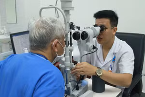 Bác sĩ Bệnh viện Hữu Nghị khám mắt cho người cao tuổi. 