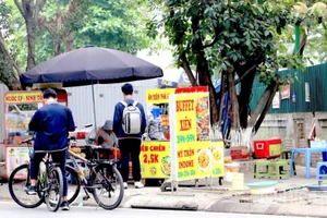 Cơ sở kinh doanh thức ăn đường phố có thể bị phạt 500.000 đồng đến 3 triệu đồng nếu vi phạm an toàn thực phẩm. (Ảnh: ĐỖ THOA)