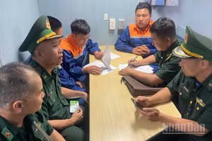 Cán bộ Ban Chỉ huy Biên phòng cửa khẩu cảng Hải Phòng làm thủ tục tiếp nhận thuyền viên bị nạn.