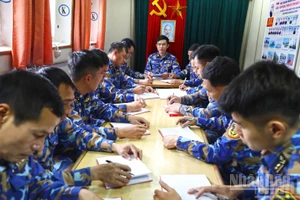 Một buổi sinh hoạt đảng khi tàu thực hiện nhiệm vụ trên biển - tàu 267, Hải đội 134 Lữ đoàn 170. 