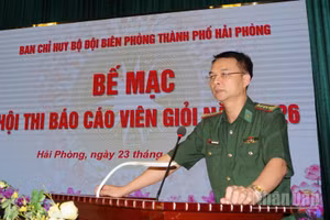 Đại tá Phạm Hồng Phong, Chính ủy Bộ đội Biên phòng thành phố Hải Phòng phát biểu tại Hội thi.