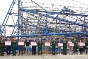 Đại tá Kiều Mạnh Hiệp, Phó Chính ủy Bộ đội Biên phòng thành phố và đồng chí Nguyễn Trọng Nghĩa, Chủ tịch Ủy ban nhân dân phường Nam Triệu trao quà cho ngư dân.