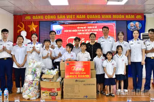 Cán bộ, chiến sĩ Cảnh sát biển thăm, tặng quà các cháu thiếu nhi tại Trung tâm chăm sóc xã hội và bảo trợ trẻ em Hoa Phượng.