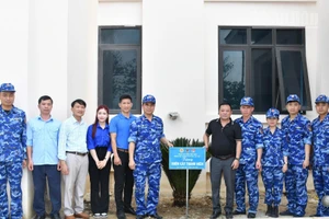 Đoàn viên thanh niên Đoàn Đặc nhiệm Phòng chống tội phạm ma túy số 1 trồng cây tặng Liên đội Thanh niên xung phong Bạch Long Vĩ (Hải Phòng).