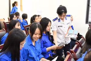 Phát tờ rơi tuyên truyền phòng chống ma túy cho đoàn viên thanh niên.