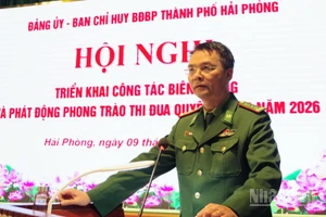 Đại tá Phạm Hồng Phong, Bí thư Đảng ủy, Chính ủy Bộ đội Biên phòng thành phố Hải Phòng quán triệt đợt sinh hoạt chính trị đầu năm tại hội nghị.