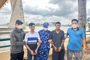 Lực lượng Cảnh sát biển bắt giữ các đối tượng Nguyễn Văn Long và Lê Văn Sinh tại tại khu vực vùng nước cảng biển phường Hồng Bàng.