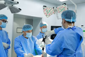 Các bác sĩ thực hiện ca mổ với sự hỗ trợ của công nghệ hiện đại. (Ảnh: HIẾU THU)