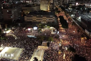Đám đông khổng lồ người biểu tình tại trung tâm Tel Aviv tối 17/8. (Ảnh:TTXVN phát)