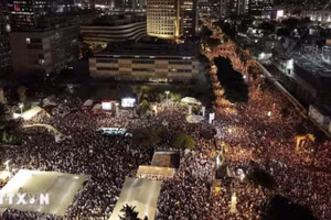 Đám đông khổng lồ người biểu tình tại trung tâm Tel Aviv tối 17/8. (Ảnh:TTXVN phát)