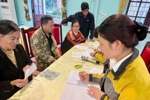 Người dân xã Yên Định, tỉnh Bắc Ninh phấn khởi khi được nhận tiền mặt hỗ trợ phục hồi sinh kế sau bão, lũ thuộc giai đoạn II của Dự án.