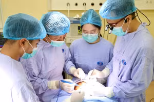 Ê-kíp bác sĩ Bệnh viện K thực hiện phẫu thuật cho bệnh nhân. (Ảnh minh họa: THÁI HÀ)