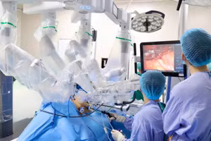 Ê-kíp bác sĩ Bệnh viện K phẫu thuật cho bệnh nhân. (Ảnh: THÁI HÀ)