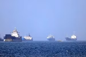 Tàu thuyền vận chuyển trên eo biển Hormuz. (Ảnh: THX/TTXVN)