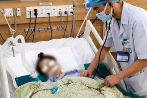 Một bệnh nhân bị hôn mê sau 1 ngày uống nước kiềm chữa bệnh được điều trị tại Bệnh viện Bạch Mai.