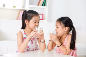 Thiếu vitamin D, canxi khó hấp thu tối ưu vào cơ thể dẫn đến trẻ bị còi xương và chậm cao so với chuẩn quốc tế. (Ảnh minh họa)