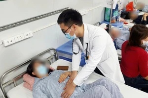 Bệnh viện Bạch Mai tích cực điều trị cho bệnh nhân bị ngộ độc thực phẩm. (Ảnh minh họa)