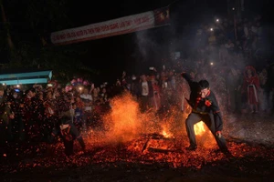 Tuyên Quang tổ chức Lễ hội nhảy lửa của người Pà Thẻn lần thứ I.
