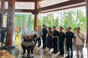 Các đại biểu Đoàn công tác Khoa Công tác đảng, công tác chính trị (Học viện Quân y) dâng hương, tri ân tại Khu di tích lịch sử quốc gia đặc biệt Ngã ba Đồng Lộc (Hà Tĩnh).