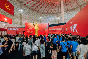 Pho tượng Chủ tịch Hồ Chí Minh được đặt chính giữa Triển lãm, thu hút đông đảo người dân đến tham quan. Ảnh: TL