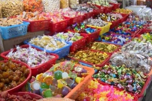 Bánh mứt kẹo là một trong những mặt hàng thực phẩm được tiêu thụ nhiều trong dịp Tết.