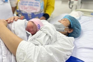 Thủ tướng Chính phủ chỉ đạo bổ sung các chính sách hỗ trợ, khuyến khích các cặp vợ chồng sinh con, sinh đủ hai con, phụ nữ sinh đủ hai con trước 35 tuổi.