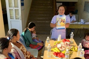 Cán bộ y tế tuyên truyền, tư vấn về sức khỏe sinh sản, kế hoạch hóa gia đình tại cơ sở y tế.