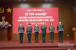 Đại tá, Giáo sư, Tiến sĩ Nguyễn Duy Bắc, Phó Giám đốc Học viện Quân y tặng quà cho học viên khóa Dược 15 Quân đội Hoàng gia Campuchia.