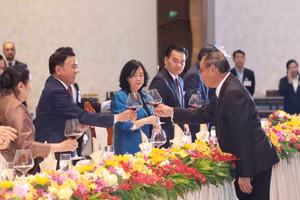 Thường trực Ban Bí thư Trần Cẩm Tú dự chiêu đãi trọng thể do Thường trực Ban Bí thư Trung ương Đảng nhân dân Cách mạng Lào Vilay Lakhamphong chủ trì. (Ảnh: TTXVN)