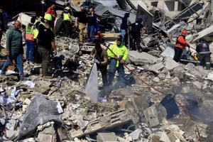 Lực lượng cứu hộ tìm kiếm các nạn nhân tại hiện trường đổ nát sau vụ không kích của Israel xuống thành phố Sidon, miền nam Liban, ngày 8/4/2026. (Ảnh: THX/TTXVN)