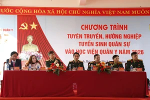 Lãnh đạo Học viện Quân y giải đáp các câu hỏi của học sinh liên quan đến thông tin tuyển sinh quân sự năm 2026. (Ảnh: TUẤN DŨNG)