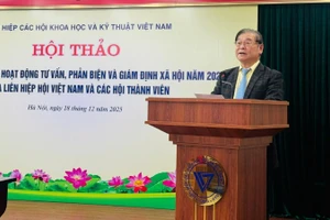 Tiến sĩ khoa học Phan Xuân Dũng, Chủ tịch Liên hiệp Hội Việt Nam phát biểu tại Hội thảo. (Ảnh: BÍCH LIÊN)