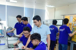 Sinh viên tham gia các tiết học tại Trường đại học Khoa học và Công nghệ Hà Nội (USTH). (Ảnh TL)