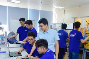 Sinh viên tham gia các tiết học tại Trường đại học Khoa học và Công nghệ Hà Nội (USTH). (Ảnh TL)