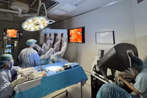 Ê-kíp các bác sĩ Bệnh viện K phẫu thuật robot thành công cho bệnh nhân.