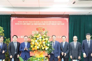 Lãnh đạo Viện Hàn lâm chúc mừng Giáo sư, Viện sĩ Châu Văn Minh. (Ảnh: HIẾU LIÊN)