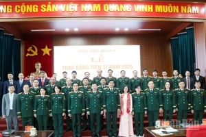 Các tân Tiến sĩ chụp ảnh cùng các đại biểu.