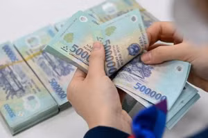 Lương cơ sở dự kiến tăng 8%, nhiều chính sách liên quan cũng thay đổi, trong đó có mức đóng bảo hiểm y tế. (Ảnh: VGP)