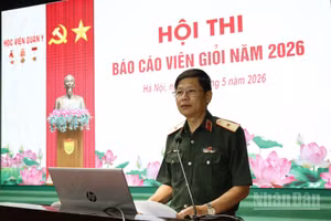 Thiếu tướng, Phó Giáo sư, Tiến sĩ Nguyễn Văn Nam, Ủy viên Ban Thường vụ Đảng ủy, Phó Chính ủy Học viện Quân y phát biểu khai mạc hội thi.
