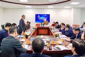 Quang cảnh buổi gặp mặt và trao đổi học thuật giữa các chuyên gia Việt Nam và Mỹ về chủ đề xã hội trí tuệ nhân tạo trong kỷ nguyên số ở Việt Nam (6/1/2026). (Ảnh: LÊ HỒNG)