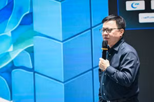 Nhà báo Lê Quốc Minh, Ủy viên Trung ương Đảng, Tổng Biên tập Báo Nhân Dân, Phó Trưởng ban Tuyên giáo và Dân vận Trung ương, Chủ tịch Hội Nhà báo Việt Nam phát biểu tại sự kiện. (Ảnh: BẢO LONG)