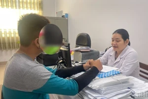 Bác sĩ tư vấn, cấp thuốc điều trị ARV cho người nhiễm HIV. 