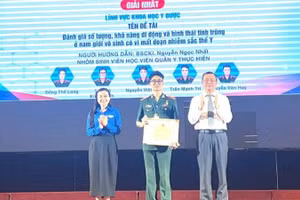 Thượng sĩ Đồng Thế Long (đứng giữa) thay mặt nhóm nghiên cứu nhận giải Nhất Giải thưởng khoa học và công nghệ dành cho sinh viên trong các cơ sở giáo dục đại học năm 2024.