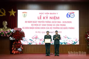 Thiếu tướng, Phó Giáo sư, Tiến sĩ Trần Ngọc Tuấn, Phó Giám đốc Học viện Quân y trao Bằng khen của Bộ trưởng Quốc phòng tặng Bộ môn Ký sinh trùng và Côn trùng.