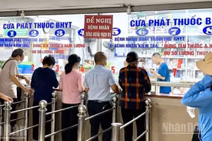 Bệnh nhân khám, nhận thuốc tại Bệnh viện Bạch Mai. (Ảnh minh họa: ĐỖ THOA)