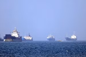 Tàu thuyền vận chuyển trên eo biển Hormuz. (Ảnh: THX/TTXVN)